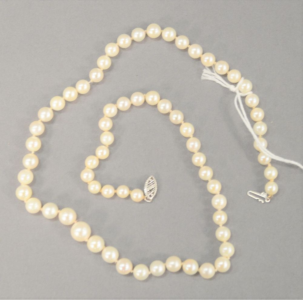 Appraisal: Single strand of pearls length Single strand of pearls length