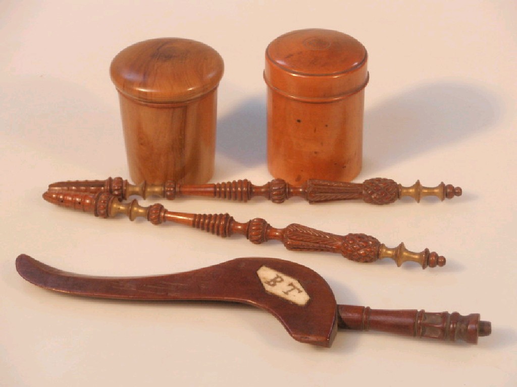 Appraisal: Two thC carved fan handles knitting stick and two treen