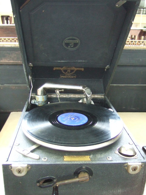 Appraisal: An early th century table top wind up gramophone by