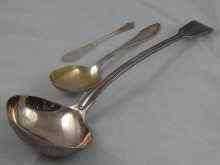 Appraisal: A hallmarked silver fiddle and thread pattern soup ladle London