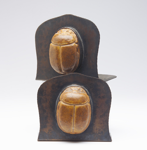 Appraisal: GRUEBY Pair of hammered copper bookends possibly by Potters Studio