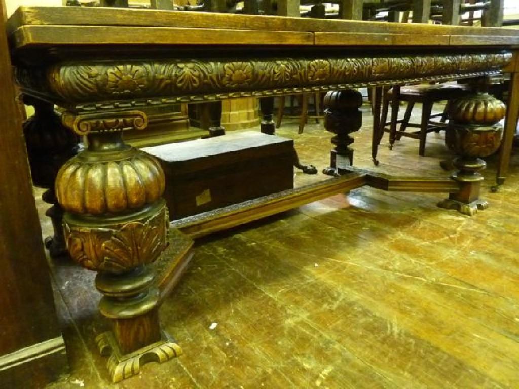 Appraisal: A good quality oak draw leaf dining table in the