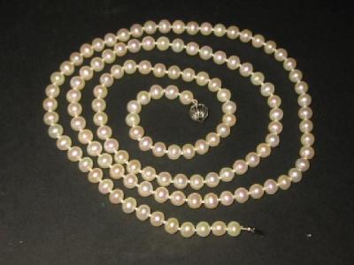 Appraisal: A CULTURED PEARL NECKLACE comprising uniform beads with ct white