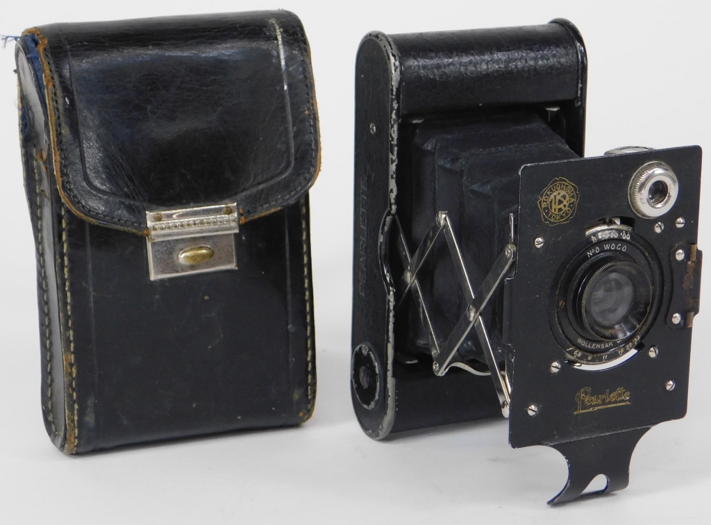 Appraisal: KONISHIROKU PEARLETTE MODEL - CAMERA Konishiroku Pearlette - model camera