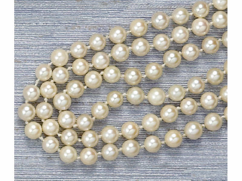 Appraisal: CULTURED PEARLS Cultured pearl strand measuring mm - mm Length