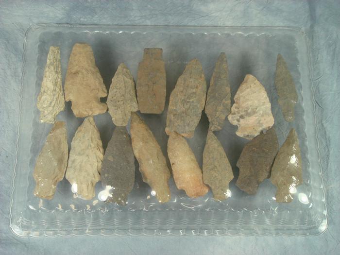 Appraisal: groups of stone arrowheads about - in all typically to