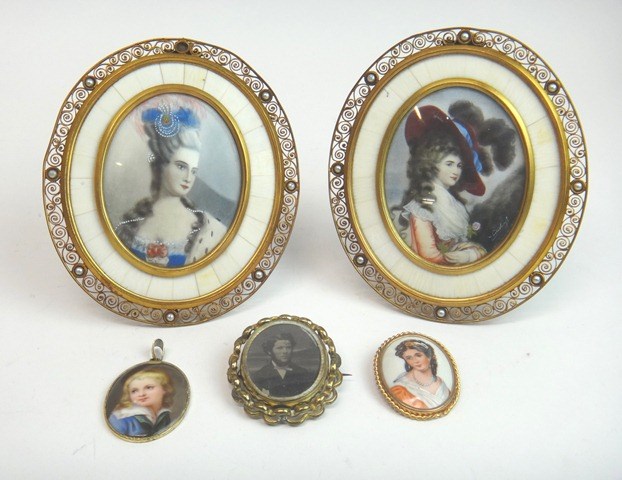 Appraisal: A pair of oval Continental portrait miniatures of ladies displayed