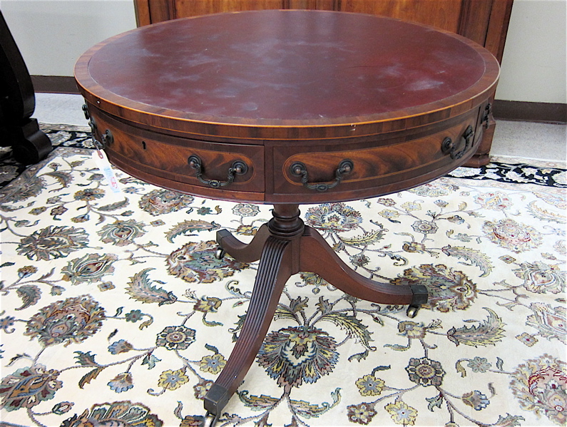 Appraisal: ROUND FEDERAL STYLE MAHOGANY LAMP TABLE A H Stiehl Furniture