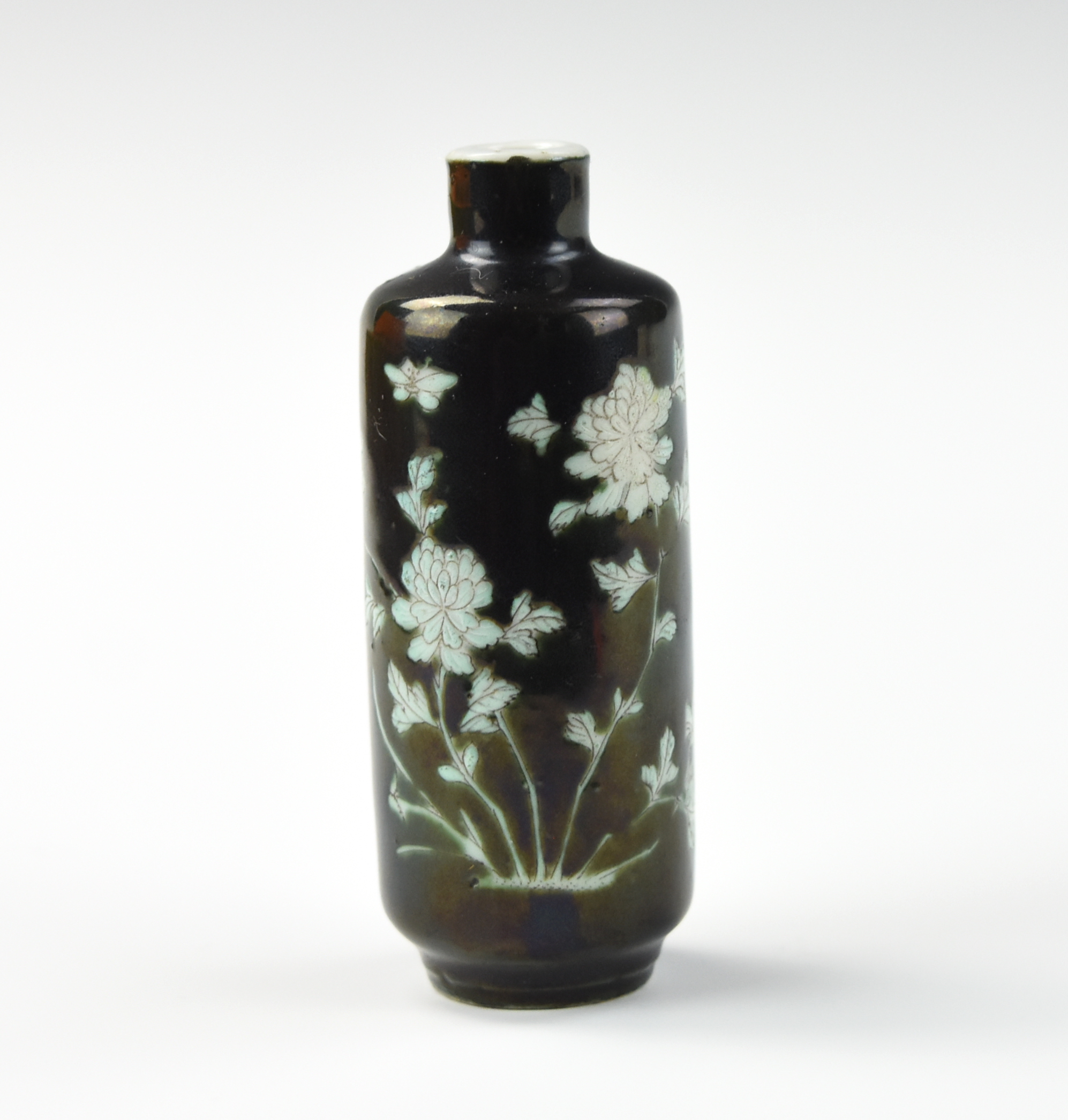 Appraisal: CHINESE BLACK WHITE FLOWER PORCELAIN SNUFF BOTTLE Chinese late Qing