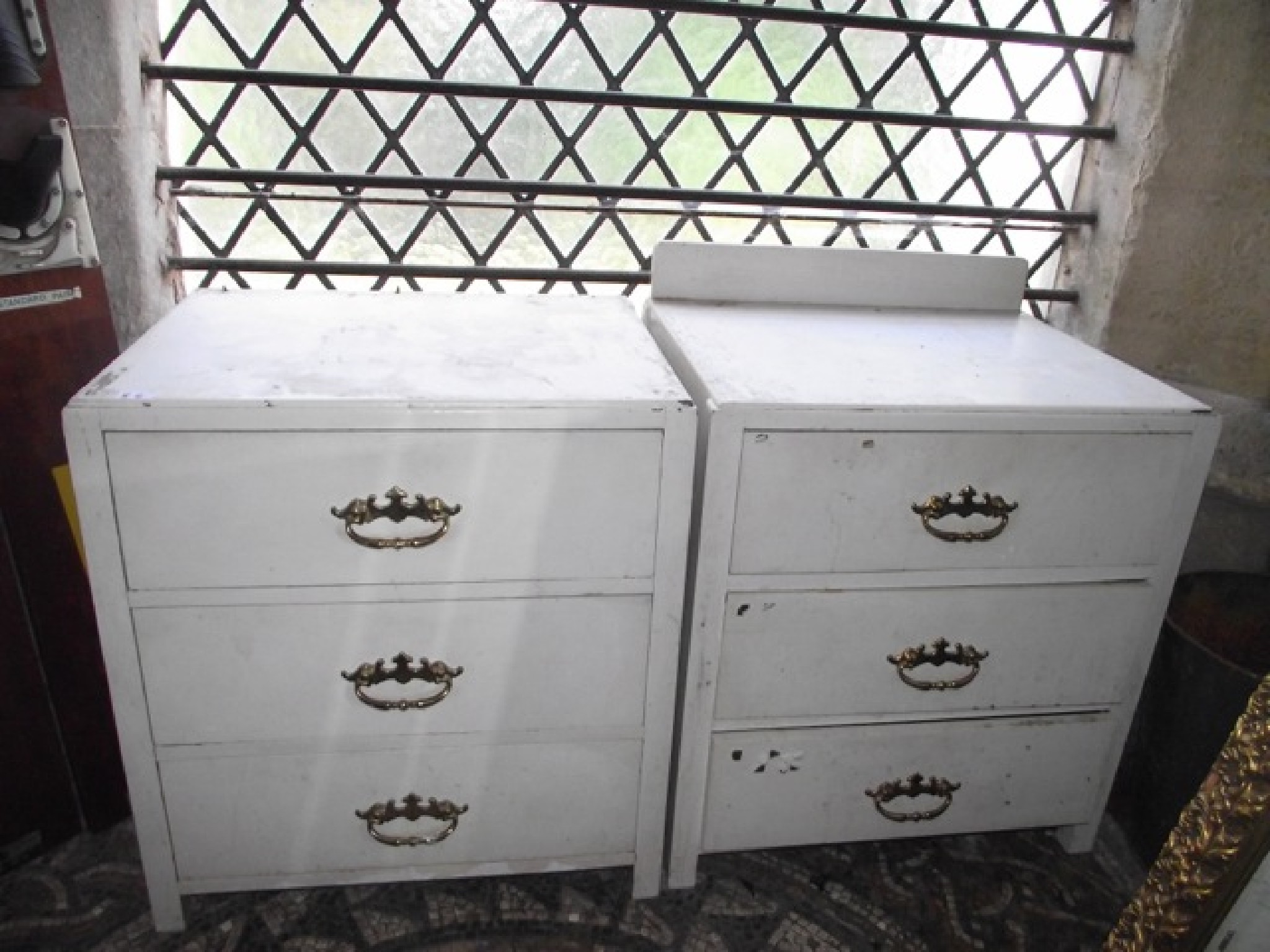 Appraisal: A pair of painted oak three drawer bedroom chests containing