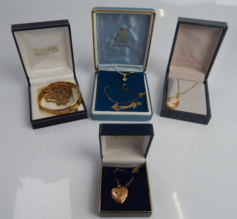 Appraisal: Various costume jewellery to include a heart locket and chain