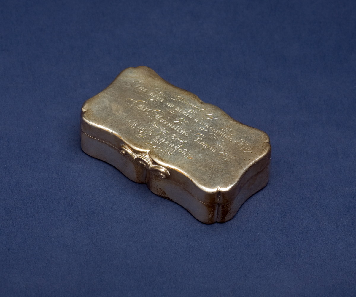 Appraisal: SILVER SNUFF BOX PRESENTED BY LORD ELGIN The box with