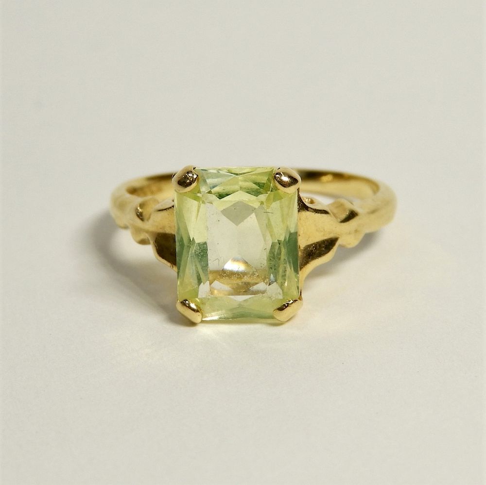 Appraisal: K Yellow Gold Lime Quartz Lady's Ring th Century Emerald