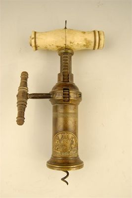 Appraisal: A narrow rack King's screw corkscrew with a turned bone