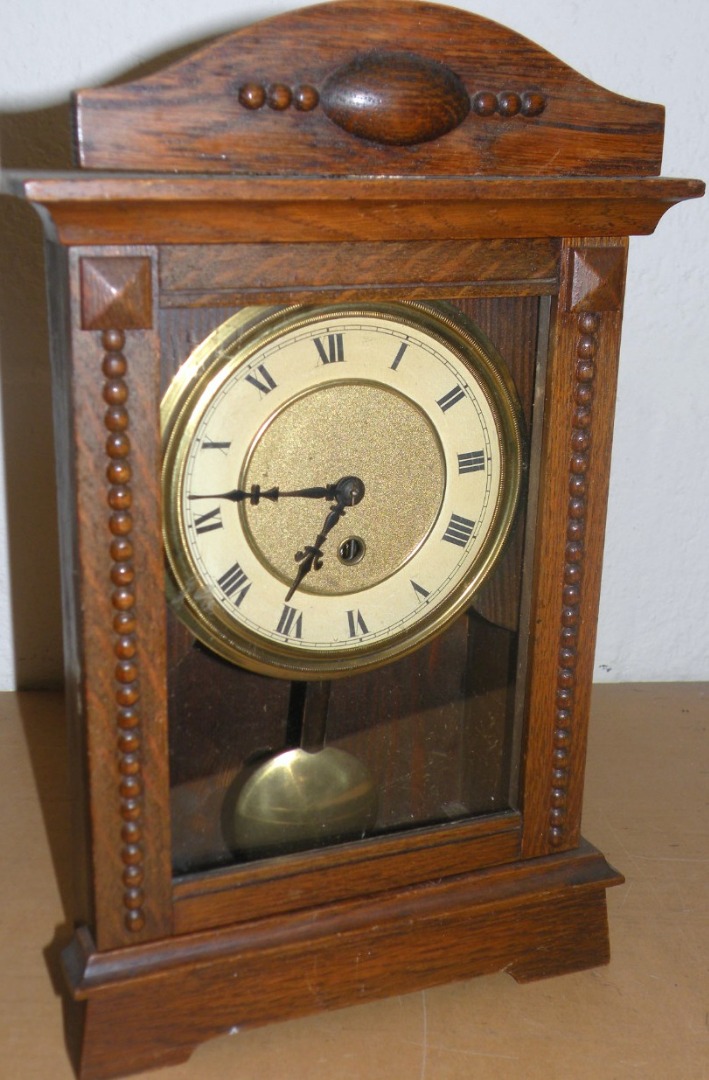 Appraisal: An early thC oak cased mantel clock the cm dia