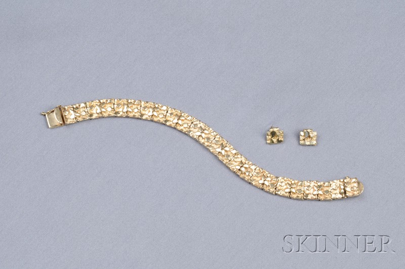 Appraisal: kt Gold Bracelet the links designed to imitate gold nuggets