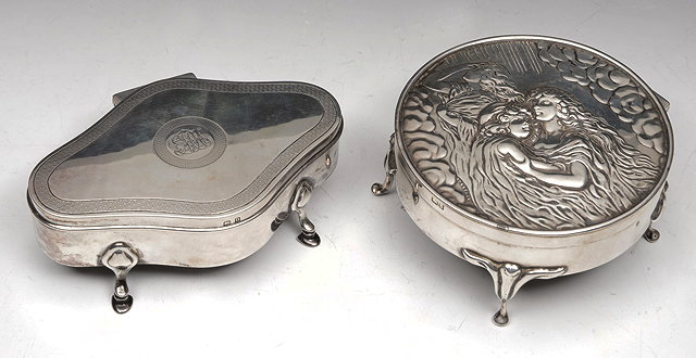 Appraisal: AN EDWARDIAN SILVER CIRCULAR JEWELLERY BOX the hinged cover repouss