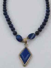 Appraisal: A lapis lazuli graduated bead necklace with lozenge shaped lapis