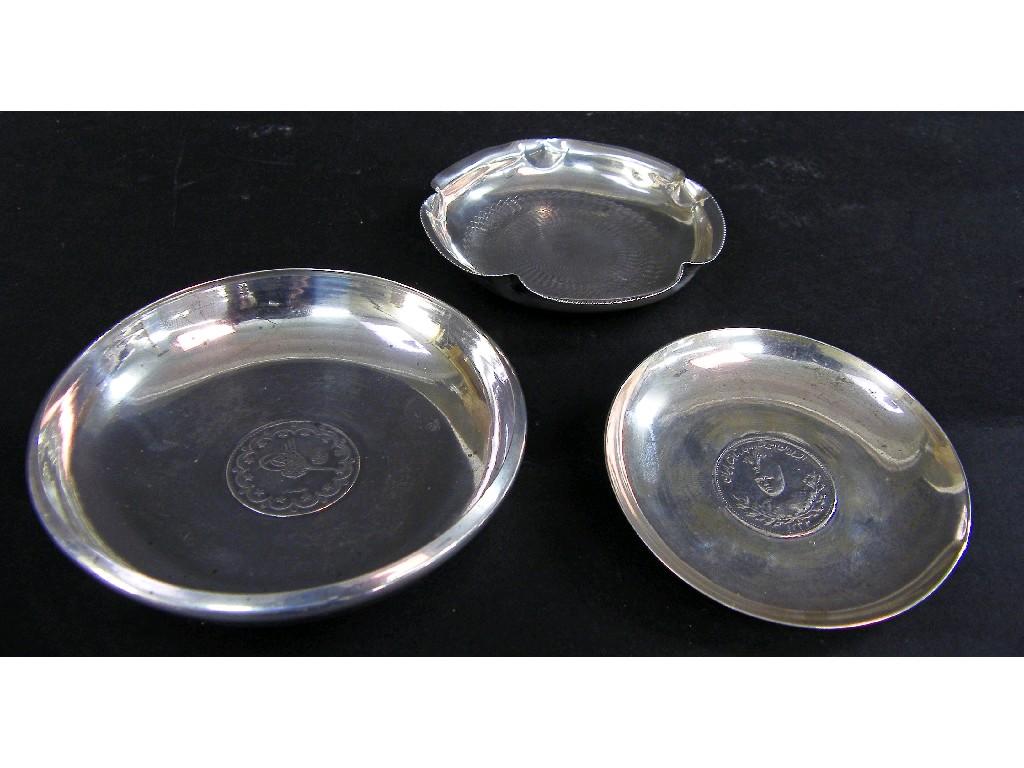 Appraisal: White metal sovereign dish the raised borders around a centrally