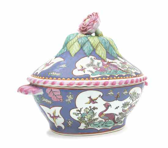 Appraisal: A Chinese Export Porcelain Tureen having a floriform finial and