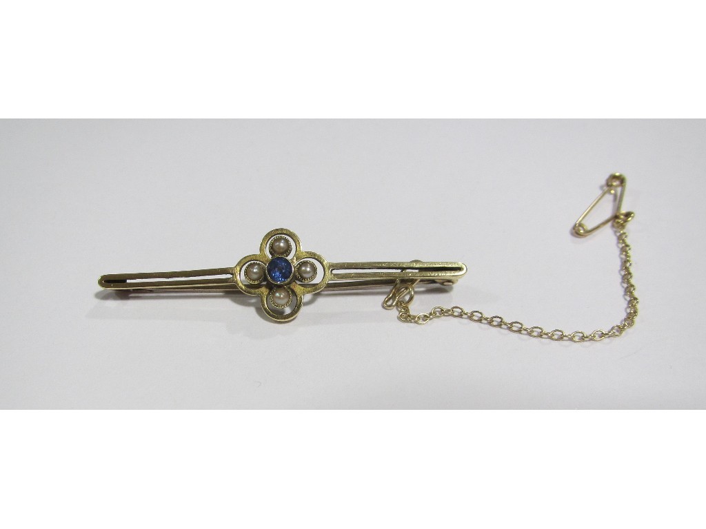 Appraisal: Edwardian ct gold sapphire and seed pearl set bar brooch