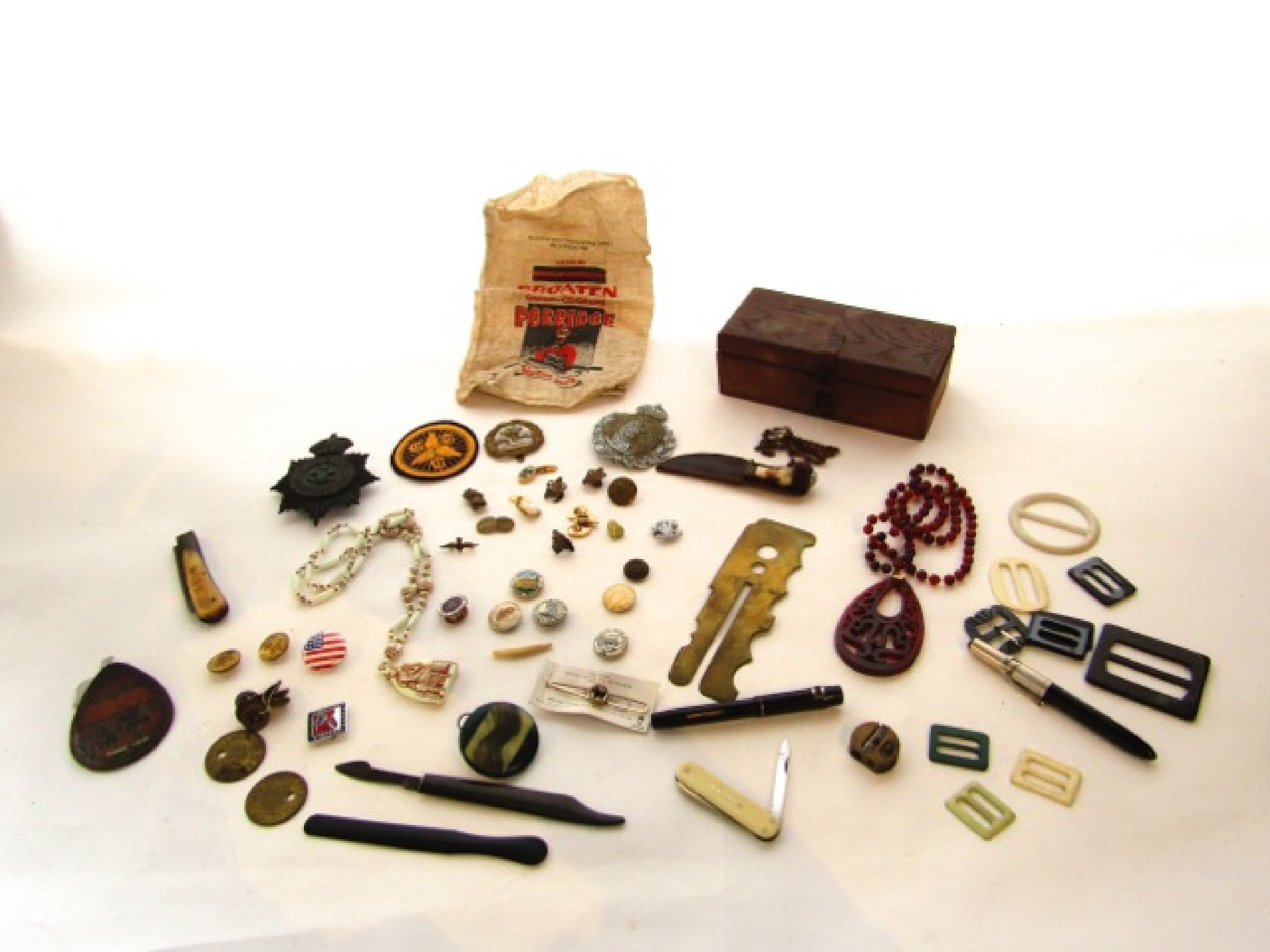 Appraisal: A quantity of miscellaneous effects including oak box pen knives