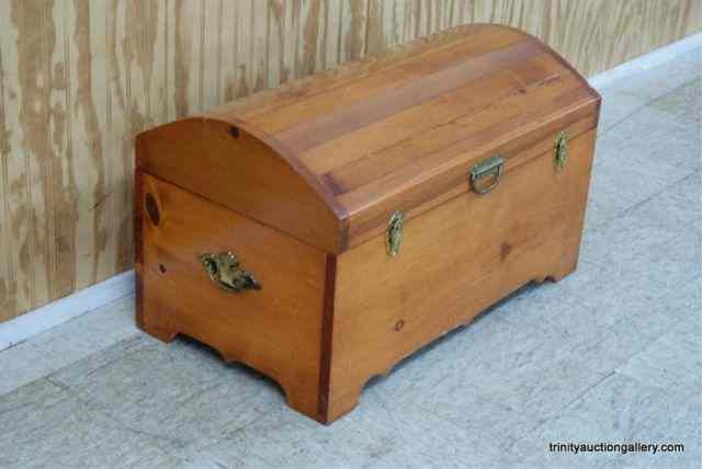 Appraisal: Hand Made Knotty Pine Storage ChestThis is a modern era