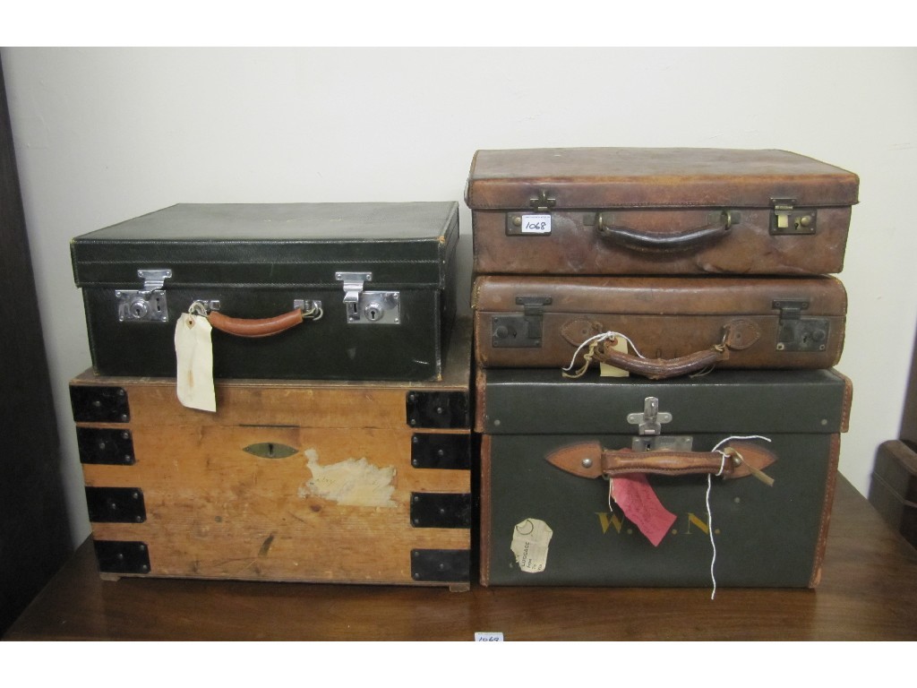 Appraisal: Five assorted travel cases