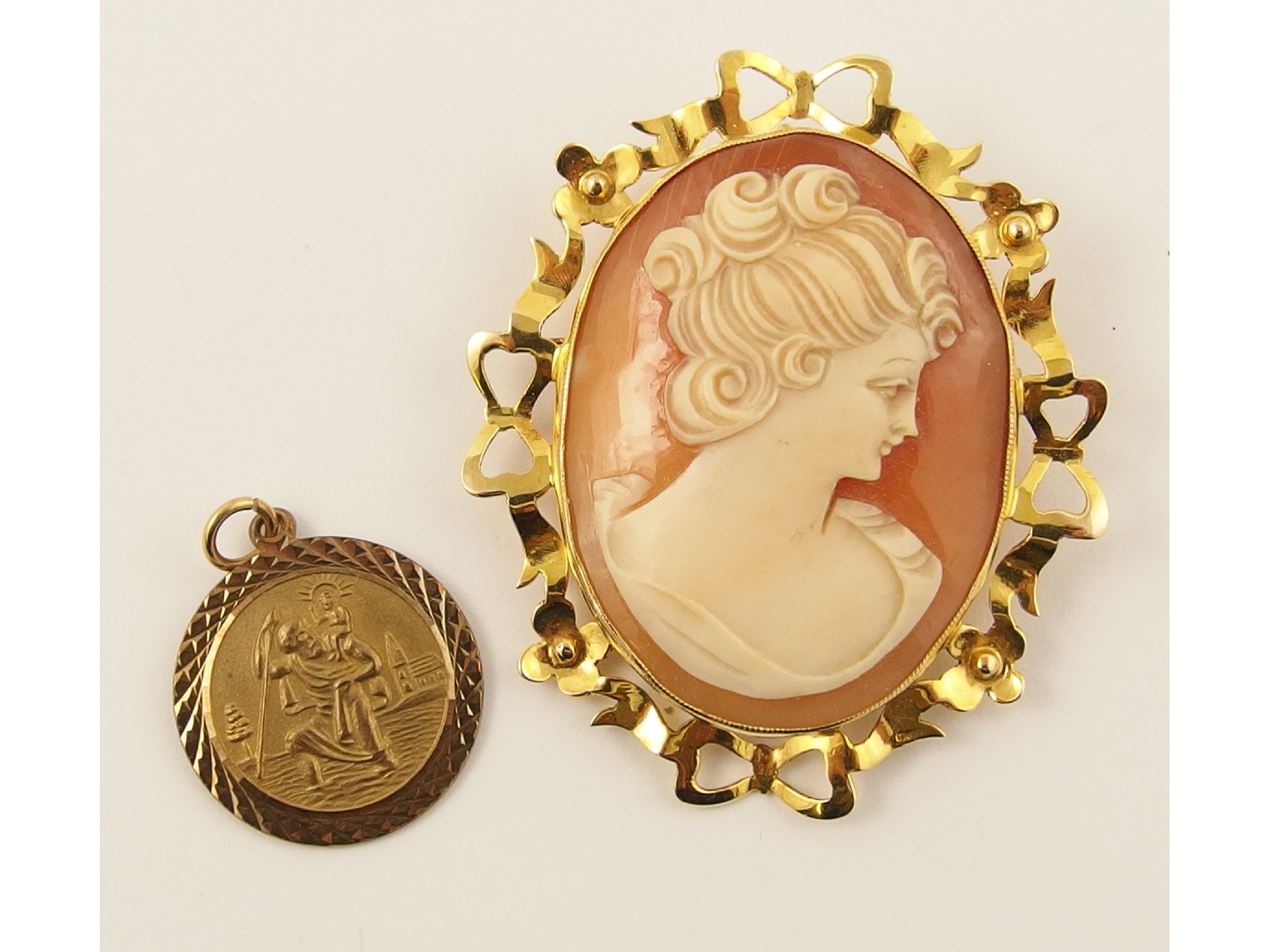 Appraisal: A ct mounted cameo together with a ct St Christopher