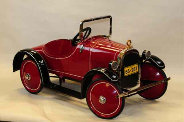 Appraisal: STEELCRAFT JEWETT PEDAL CAR Pressed steel painted in maroon with