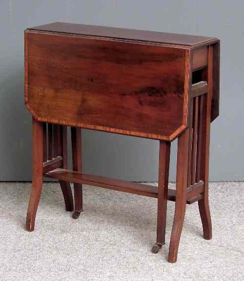 Appraisal: An Edwardian mahogany Sutherland table the top with satinwood banding