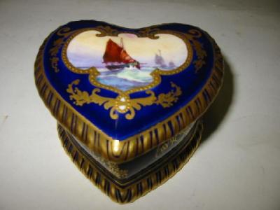 Appraisal: A ROYAL CROWN DERBY PORCELAIN TRINKET BOX AND COVER dated