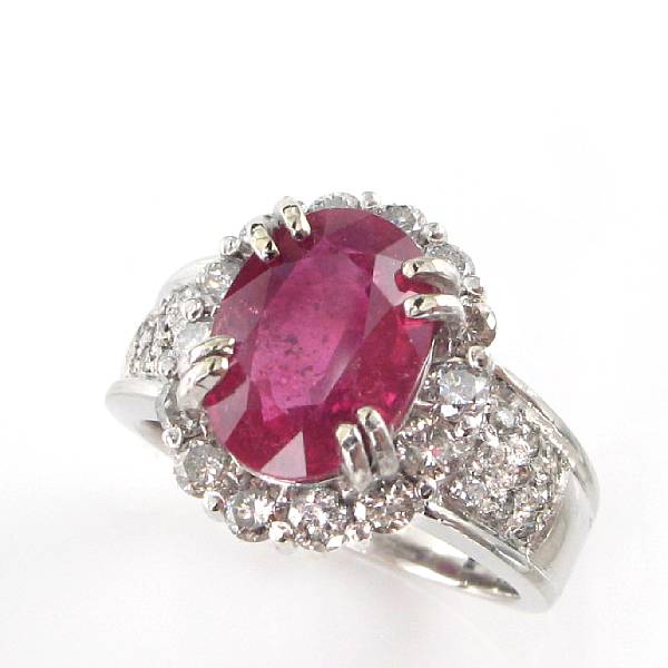 Appraisal: A ruby diamond and white gold ring centering one oval