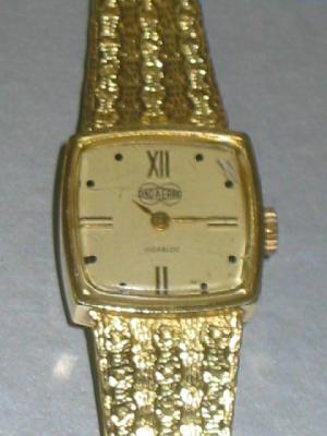 Appraisal: AN CT GOLD UNO-A-ERRE LADY'S WATCH with square dial on