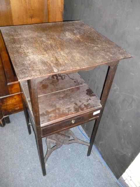 Appraisal: AN EARLY VICTORIAN MAHOGANY PEMBROKE TABLE with single deep drawer