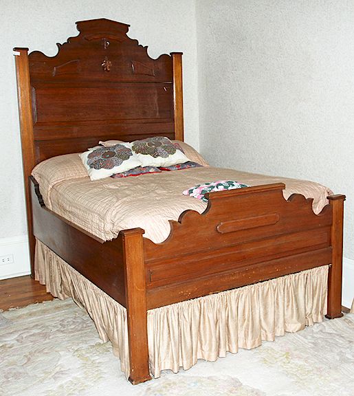 Appraisal: Walnut Victorian Bed An early Victorian nice condition with a