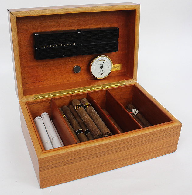 Appraisal: A TH CENTURY DAVIDOFF MAHOGANY HUMIDOR containing a number of