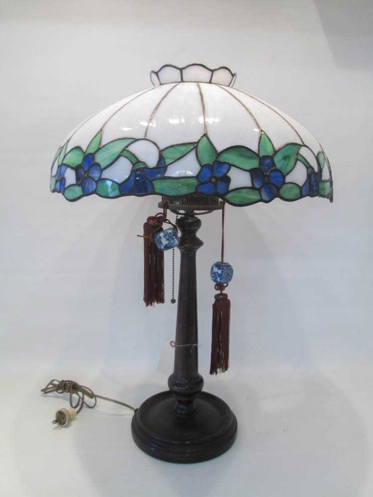 Appraisal: STAINED GLASS TABLE LAMP the white glass shade with floral