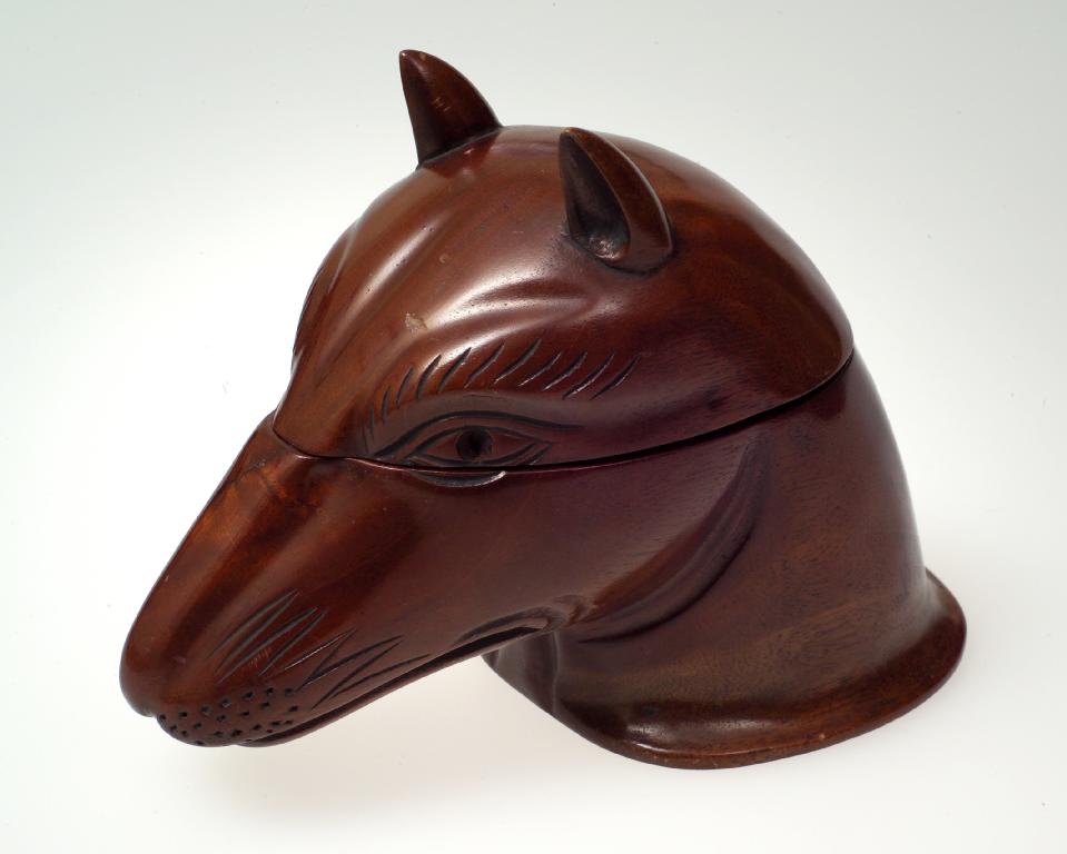 Appraisal: EDWARDIAN MAHOGANY FOX-HEAD SNUFF BOX naturalistically modelled with pointed ears