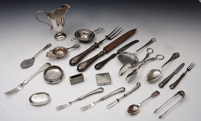 Appraisal: A QUANTITY OF SILVER PLATED ITEMS TO INCLUDE two tea