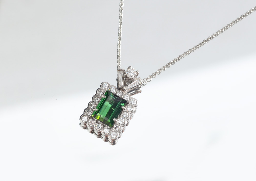 Appraisal: PLATINUM RETRO TOURMALINE PENDANT NECKLACE A retro 's necklace with