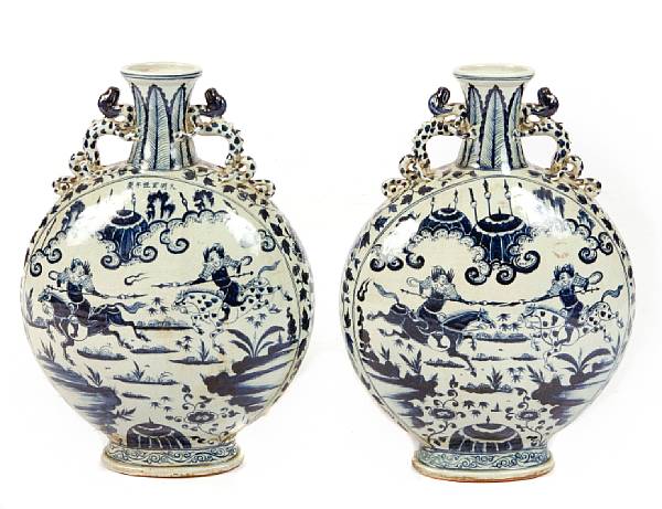 Appraisal: A pair of Chinese blue and white porcelain urns height