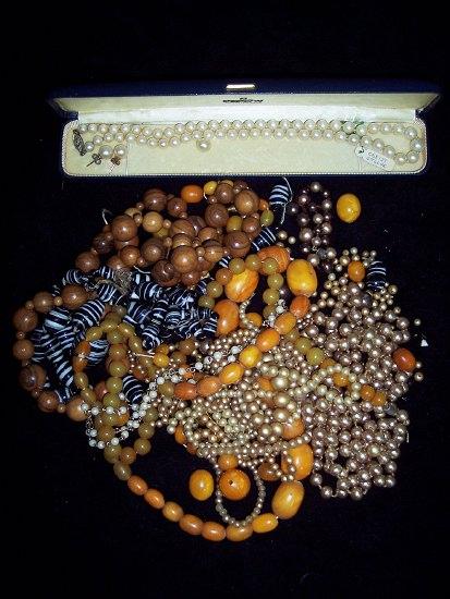 Appraisal: Various bead and simulated pearl necklets