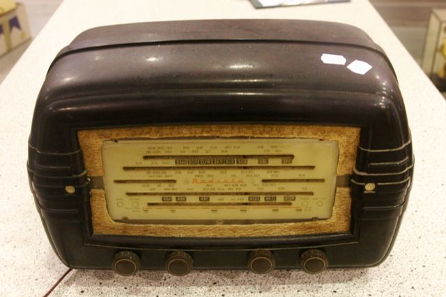 Appraisal: A Radiola AWA vintage Bakelite radio