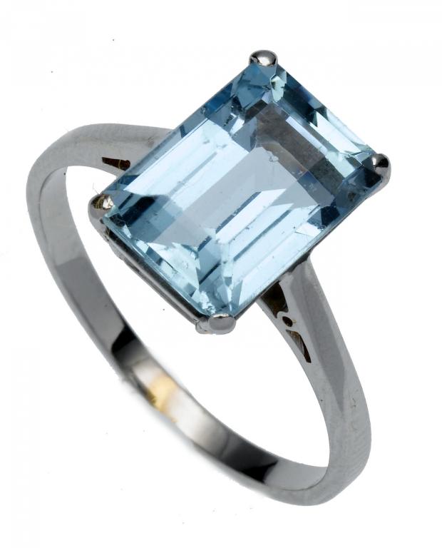 Appraisal: AN AQUAMARINE RING with a single step cut aquamarine white