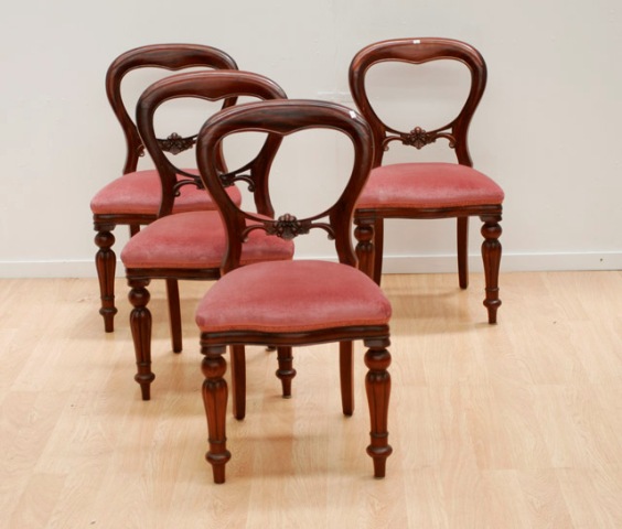 Appraisal: A Victorian style mahogany D-end dining table with two extension