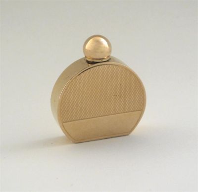 Appraisal: An art deco gold scent flask with a screw cap