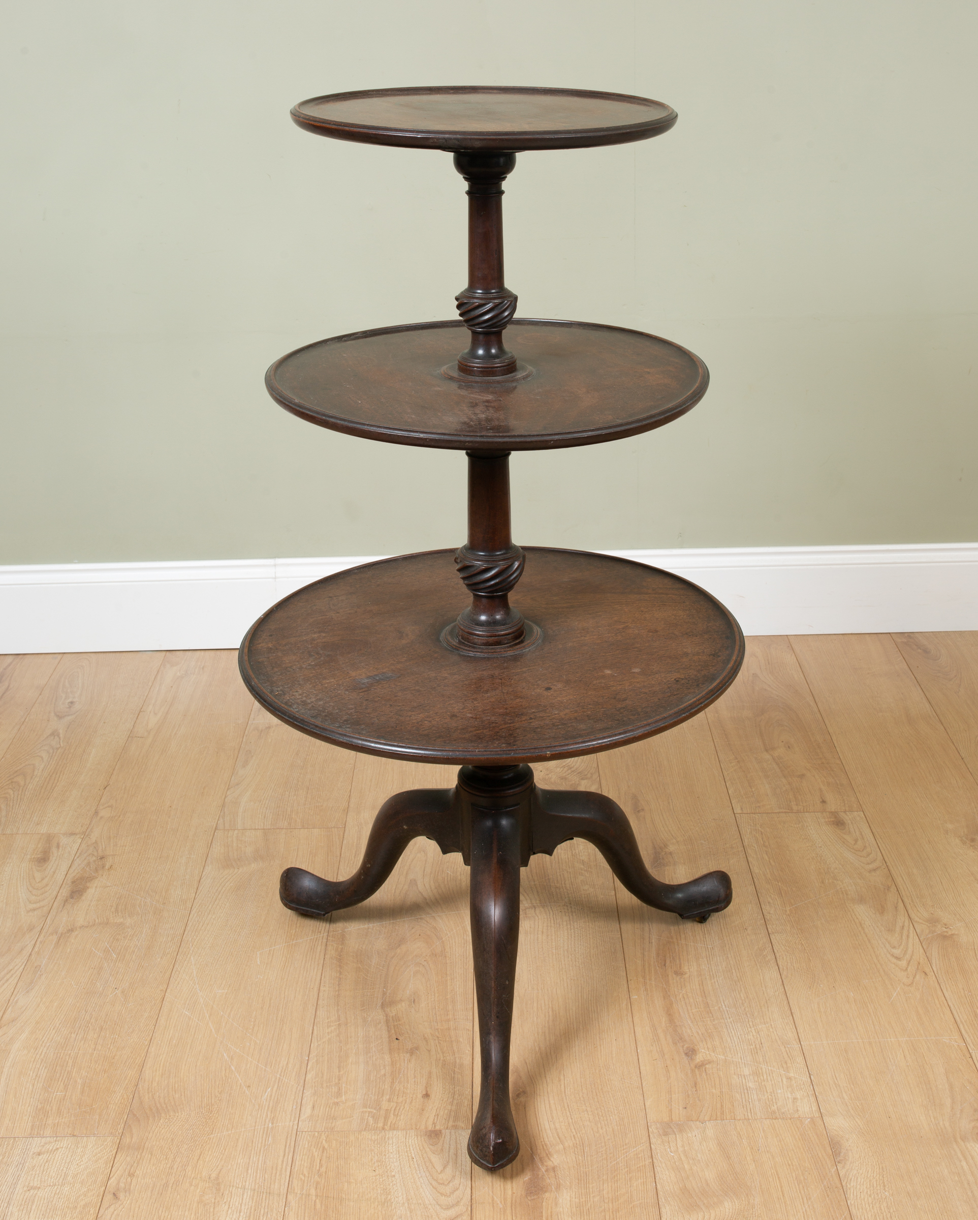 Appraisal: An th century mahogany three-tiered dumb waiter with turned column