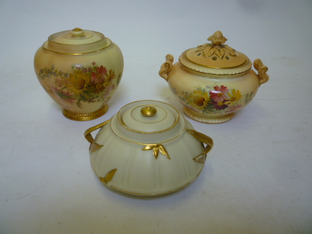 Appraisal: A ROYAL WORCESTER PORCELAIN POT POURRI AND COVER dated painted