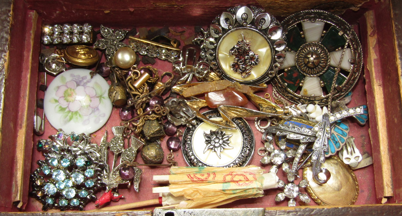 Appraisal: Various jewellery to include a thC memorial brooch with oval